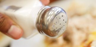 Šta da radite ako PRESOLITE JELO: Iskusne domaćice koriste ove trikove da spase obrok za nekoliko minuta