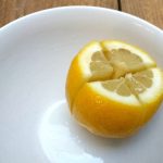 Ona prereže limun i stavi ga pored svog kreveta, a evo i zašto.