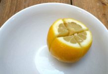 Ona prereže limun i stavi ga pored svog kreveta, a evo i zašto.