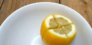 Ona prereže limun i stavi ga pored svog kreveta, a evo i zašto.