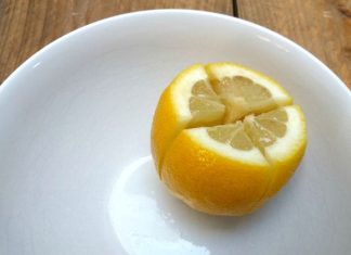 Ona prereže limun i stavi ga pored svog kreveta, a evo i zašto.