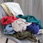 Svu odjeću gomilate na jednom stolcu u sobi? Evo što o ovoj ‘ružnoj‘ navici kažu psiholozi