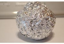 Prije spavanja uvijek stavi ALU F0LIJU ISP0D KREVETA: Kad čujete ZB0G ČEGA- uvijek ćete to raditi!