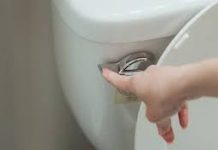 Stručnjak: ‘Fuj! Evo što zapravo leti zrakom vaše kupaonice kad pustite vodu s podignutim poklopcem‘