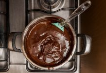 Sija, a ne puca: Evo kako da vam čokoladna glazura uvek ispadne kao iz poslastičarnice
