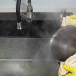 Zašto nikad ne biste trebali izlijevati kipuću vodu u kuhinjski sudoper?