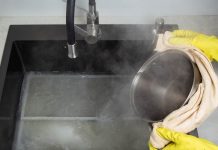 Zašto nikad ne biste trebali izlijevati kipuću vodu u kuhinjski sudoper?