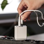 Više nikada nećete baciti glavu od punjača kad čujete koji problem rešava: Greška koju svi pravimo