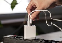 Više nikada nećete baciti glavu od punjača kad čujete koji problem rešava: Greška koju svi pravimo