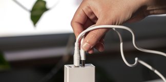 Više nikada nećete baciti glavu od punjača kad čujete koji problem rešava: Greška koju svi pravimo