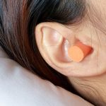 Da li je bezbjedno spavati sa čepićima za uši?