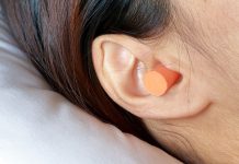 Da li je bezbjedno spavati sa čepićima za uši?