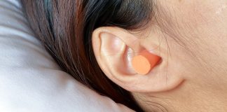 Da li je bezbjedno spavati sa čepićima za uši?