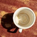 Ni soda bikarbona, ni mašina za sudove! Fleke na šolji od kafe i čaja možete ukloniti za minut uz bakin trik