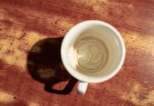 Ni soda bikarbona, ni mašina za sudove! Fleke na šolji od kafe i čaja možete ukloniti za minut uz bakin trik