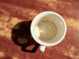 Ni soda bikarbona, ni mašina za sudove! Fleke na šolji od kafe i čaja možete ukloniti za minut uz bakin trik