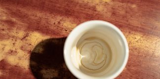 Ni soda bikarbona, ni mašina za sudove! Fleke na šolji od kafe i čaja možete ukloniti za minut uz bakin trik