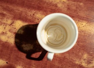 Ni soda bikarbona, ni mašina za sudove! Fleke na šolji od kafe i čaja možete ukloniti za minut uz bakin trik