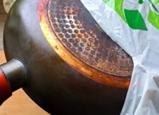 Samo stavite staru, prljavu tavu u plastičnu vrećicu: Zagoreli ostaci će se otopiti u trenu!