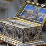 Šta se desi ženama koje dotaknu Pojas Presvete Bogorodice: Evo kako čudo ove svetinje možete doneti do onih koji su bolesni a ne mogu doći da mu se poklone