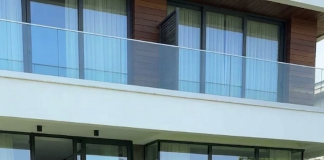 Tri sata nakon sahrane, moja snaha mi je naredila da spavam u staroj sobi za psa, a moj sin je stajao tu u tišini. Ali kada sam konačno rekla: „Ova kuća nikada nije bila vaša“, sve se promijenilo — i shvatili su zašto sam šutjela.