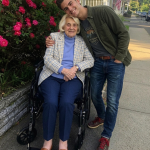 Brinuo sam se o svojoj 85-godišnjoj komšinici jer mi je obećala da će mi ostaviti nasljedstvo. Ali kada je umrla, u oporuci je pisalo da ne dobijam ništa. Sljedećeg jutra, njen advokat se pojavio na mojim vratima s udubljenom metalnom kutijom za ručak i rekao: „Zapravo, ostavila vam je JEDNU stvar.“