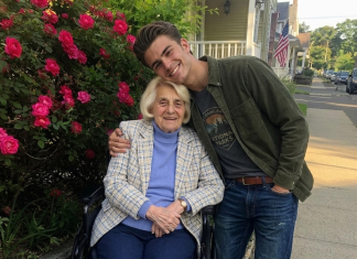 Brinuo sam se o svojoj 85-godišnjoj komšinici jer mi je obećala da će mi ostaviti nasljedstvo. Ali kada je umrla, u oporuci je pisalo da ne dobijam ništa. Sljedećeg jutra, njen advokat se pojavio na mojim vratima s udubljenom metalnom kutijom za ručak i rekao: „Zapravo, ostavila vam je JEDNU stvar.“