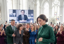 Moj muž je u svom lijesu bio hladan tek nekoliko sati kada je moja svekrva već tražila ključeve naše kuće. „Spakuj svoje stvari, inkubatoru“, podrugljivo je rekla, bacivši navodni test očinstva na lijes. „Milioni mog sina pripadaju njegovoj pravoj porodici.“