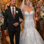 Na vlastitom vjenčanju, moja sestra je ušla noseći moju vjenčanicu, dok je njen ruku samouvjereno držao moj zaručnik, i rekla uz osmijeh: “Iznenađenje—mi se zapravo vjenčavamo.”