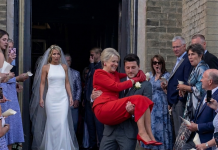 Dok smo izlazili iz crkve nakon što smo izrekli bračne zavjete, moj muž je podigao svoju majku umjesto mene jer je „i ona htjela da to doživi“ — ono što je moja mama uradila sljedeće šokiralo je sve.