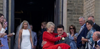 Dok smo izlazili iz crkve nakon što smo izrekli bračne zavjete, moj muž je podigao svoju majku umjesto mene jer je „i ona htjela da to doživi“ — ono što je moja mama uradila sljedeće šokiralo je sve.