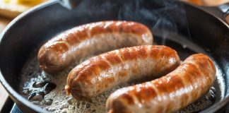 Svi sipaju ulje u tiganj, a kuvar otkrio trik sa vodom zbog kog su kobasice sočne i nikad ne pucaju