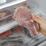 Genijalan trik za brzo odmrzavanje mesa: Trebaju vam 2 stvari – biće spremno za 5 minuta