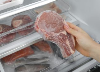 Genijalan trik za brzo odmrzavanje mesa: Trebaju vam 2 stvari – biće spremno za 5 minuta